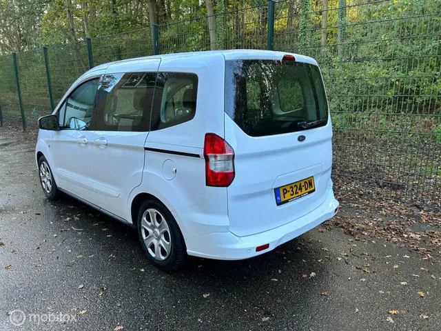 Ford Tourneo Courier 1.0 Titanium 2014 Benzine 15