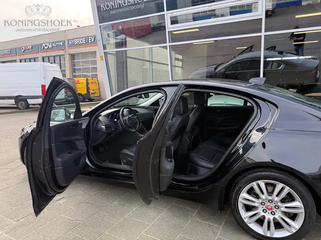 Jaguar XE 2.0t AWD Portfolio 2018 Benzine 8