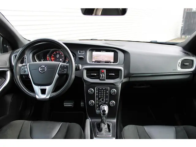 Volvo V40 T3 Automaat Polar+ Sport R-Design 2019 Benzine 18