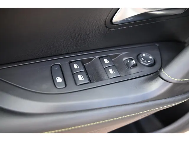 Peugeot 2008 1.2 Hybrid 136 GT 2024 Hybride Benzine 23