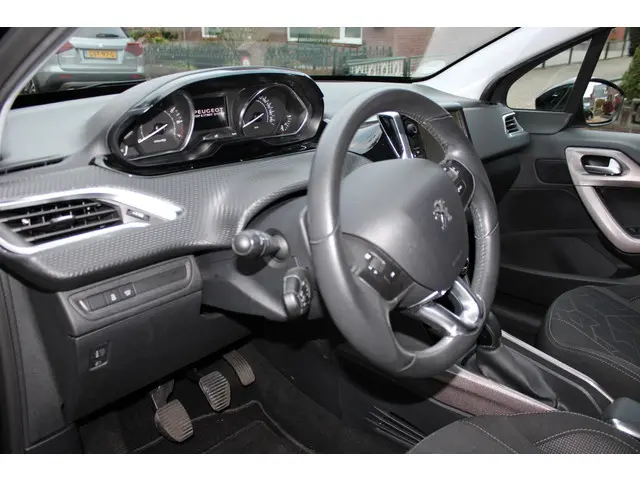 Peugeot 2008 1.2 PureTech Style 2015 Benzine 12