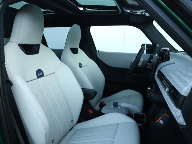 MINI 5-Deurs Mini 1.5 Cooper C Favoured L 2025 Benzine 19