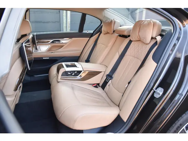 BMW 7 Serie 740Li High Executive 2015 Benzine 18
