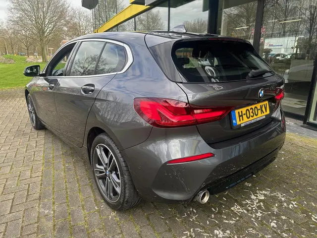BMW 1 Serie 118i Executive Edition 2020 Benzine 3