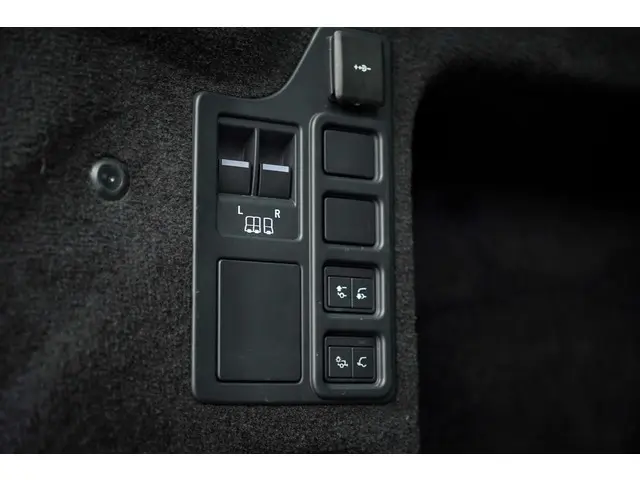 Land Rover Discovery 3.0 D250 R-Dynamic SE 2024 Diesel 30