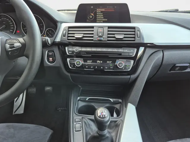 BMW 3 Serie Touring 318i M Sport 2015 Benzine 18