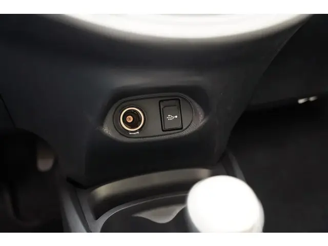 Toyota Yaris 1.3 VVT-i[5-Deurs Leder Navi] 2016 Benzine 20