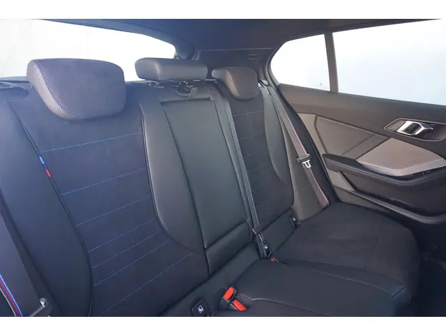 BMW 1 Serie 5-Deurs 120 2025 Benzine 12