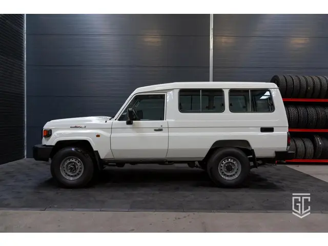 Toyota Land Cruiser GRJ78 M/T 2024 Benzine 4