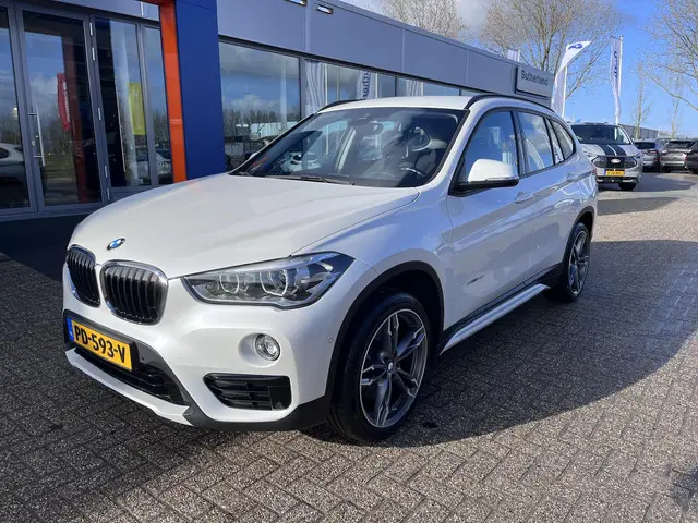 BMW X1 sDrive20i Executive 2017 Benzine 3