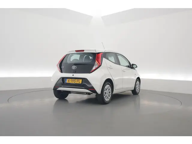 Toyota Aygo 1.0 VVT-i x-play 2021 Benzine 2