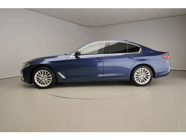 BMW 5 Serie Sedan 520i 2021 Benzine 2