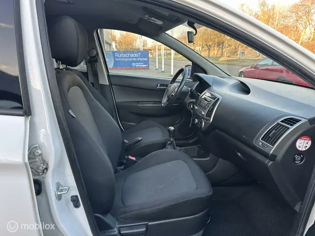 Hyundai i20 1.2HP i-Drive Airco Led Cruise 2016 Benzine 9