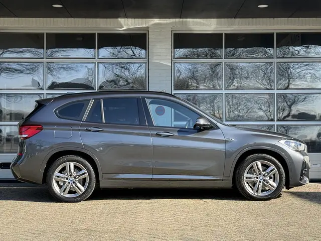 BMW X1 xDrive25e High Executive 2021 Hybride Benzine 10