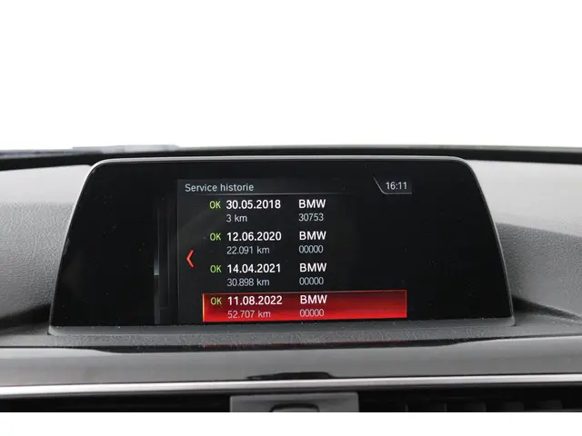 BMW 3 Serie Touring 320i Executive 2018 Benzine 31