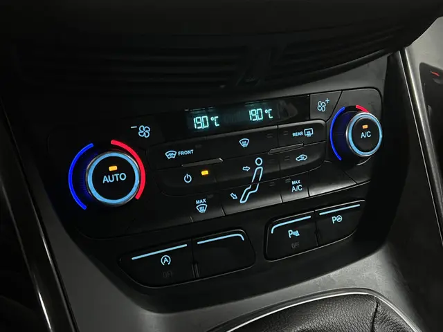 Ford C-MAX 1.5 Titanium 2018 Benzine 32