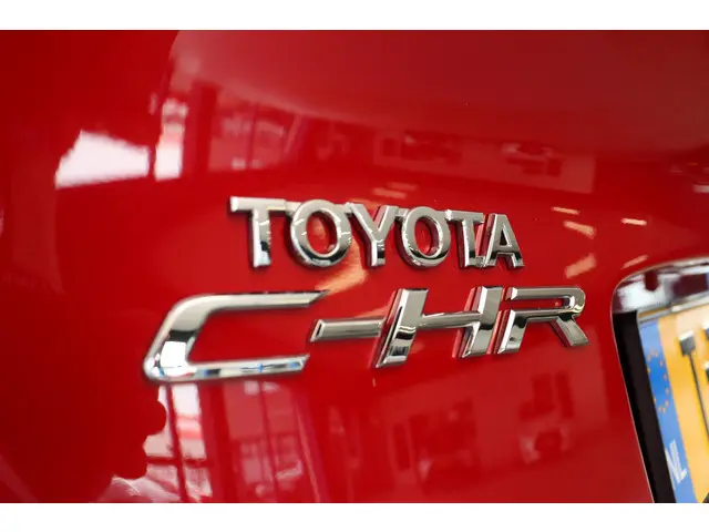 Toyota C-HR 1.8 Hybrid Dynamic, 2023 Hybride Benzine 35