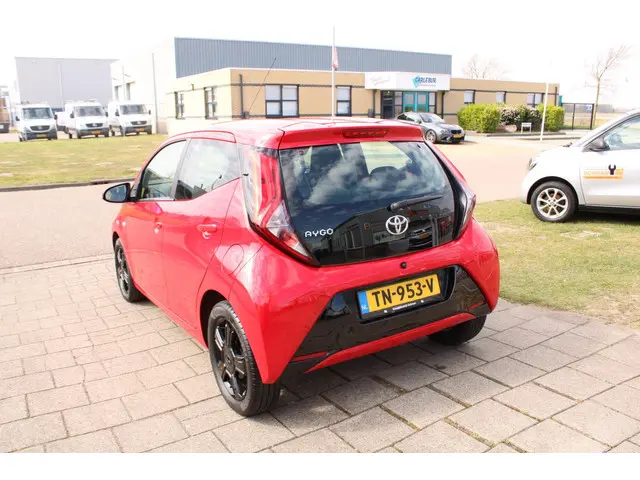 Toyota Aygo 1.0 VVT-i x-play 2018 Benzine 4