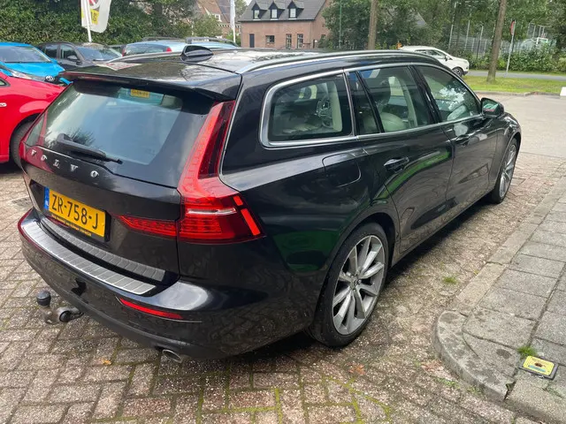 Volvo V60 2.0 T4 Momentum Pro 2019 Benzine 4