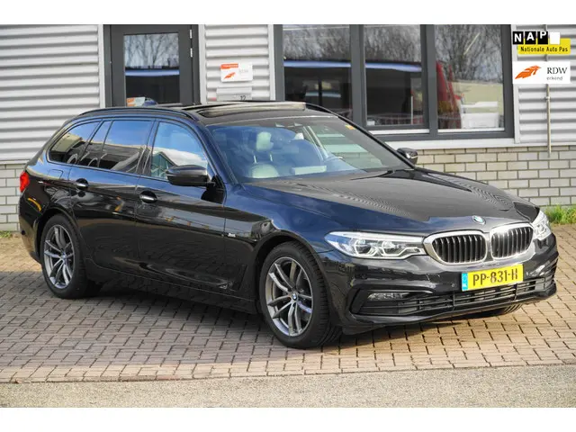 BMW 5 Serie Touring 520i SPORTLINE PANO 2017 Benzine