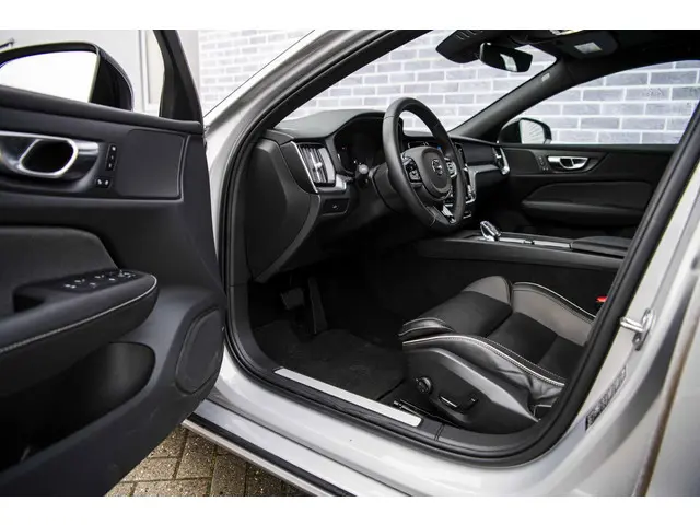 Volvo V60 2.0 B4 Plus Dark 2023 Benzine 18