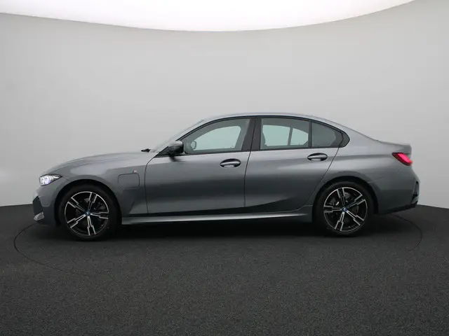 BMW 3 Serie Sedan 330e 2024 Hybride Benzine 4