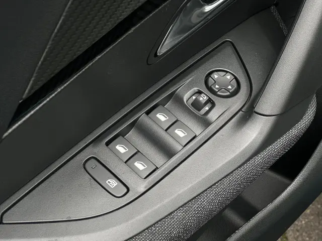 Peugeot 2008 1.2 PureTech 100 Style 2025 Benzine 21