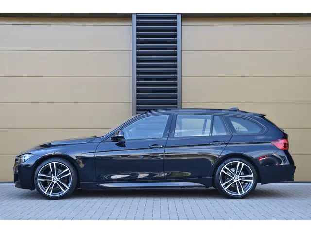 BMW 3 Serie Touring 320i 2018 Benzine 2