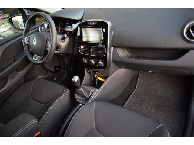 Renault Clio Estate 0.9 TCe Limited 2017 Benzine 9