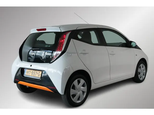 Toyota Aygo 1.0 VVT-i x-play, Camera, Airco 2016 Benzine 2