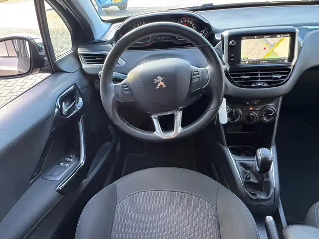 Peugeot 208 1.2 PureTech Signature / Navi / Nap 2019 Benzine 5