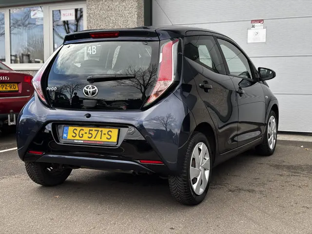 Toyota Aygo 1.0 VVT-i x-play 2018 Benzine 6