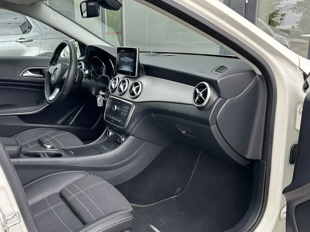 Mercedes-Benz GLA 180 Prestige 2016 Benzine 11
