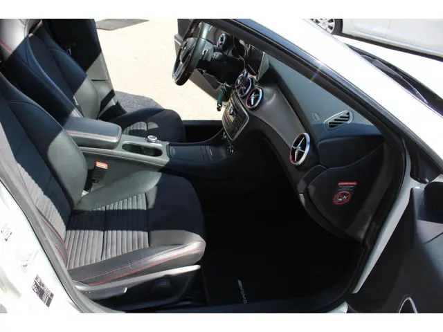 Mercedes-Benz CLA 180 OrangeArt Ed. 2014 Benzine 20