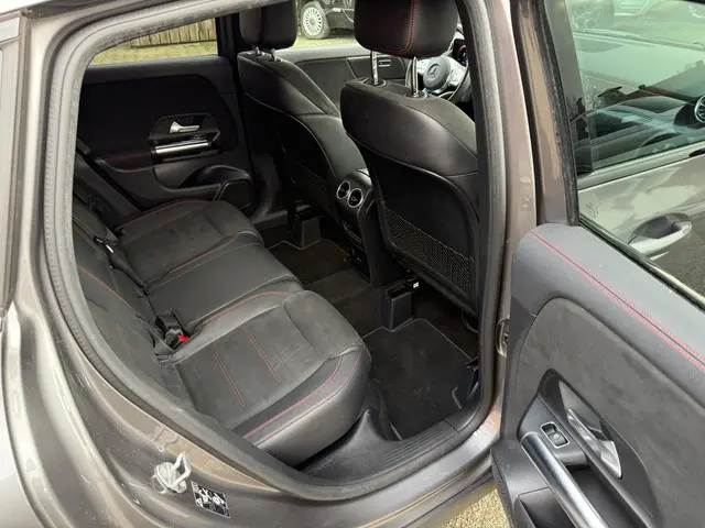 Mercedes-Benz GLA 200 Business Solution AMG 2020 Benzine 23