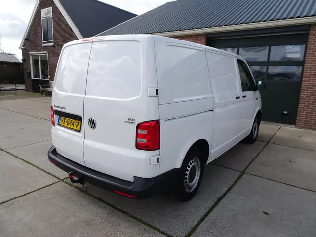 Volkswagen Transporter 2.0 TDI L1H1 2016 Diesel 8