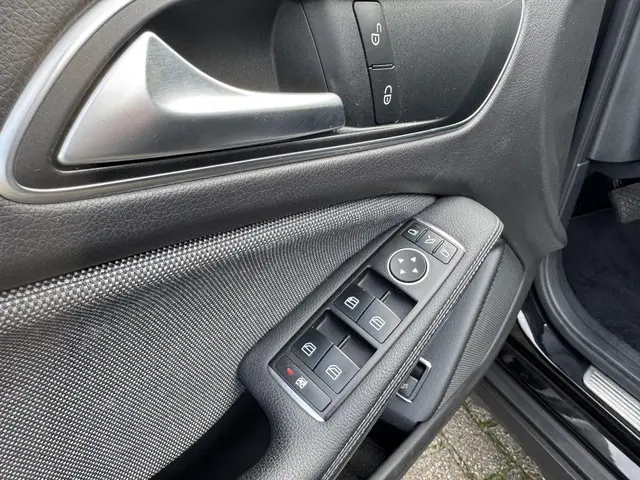 Mercedes-Benz GLA 180 Business Solution 2017 Benzine 16