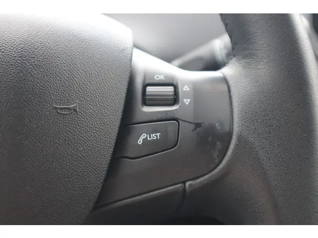 Peugeot 2008 1.2 VTi Allure 2013 Benzine 18
