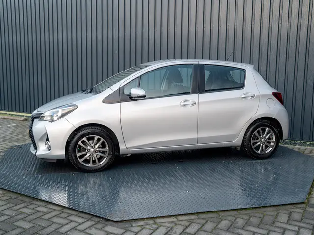 Toyota Yaris 1.0 VVT-i Aspiration | Lm-velgen | 2015 Benzine 2