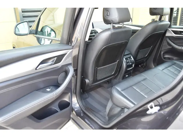 BMW X3 xDrive20i High Executive 2018 Benzine 22