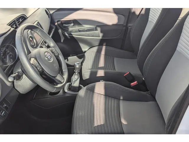 Toyota Yaris 1.5 VVT-i Design Red 2020 Benzine 14