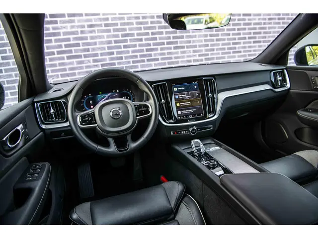 Volvo V60 2.0 B4 Plus Dark 2023 Benzine 11