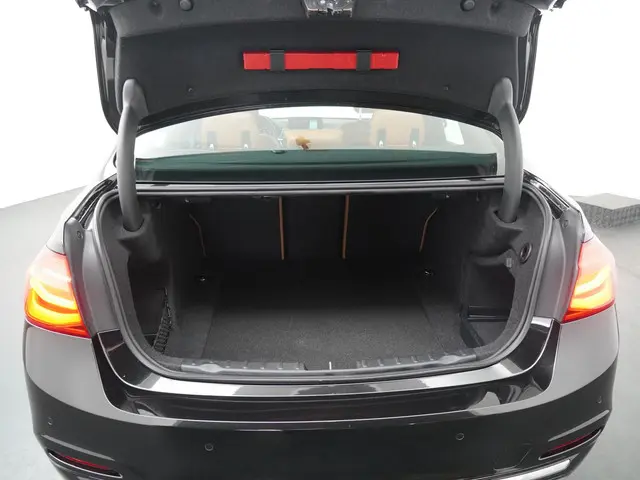 BMW 3 Serie 320i Luxury Edition 2019 Benzine 24