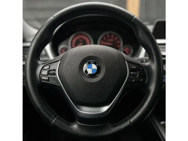 BMW 3 Serie 320i Business 2013 Benzine 10