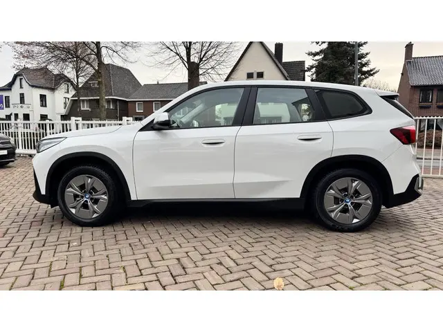 BMW iX1 xDrive30 Launch Edition 67 kWh 2023 Elektrisch 2