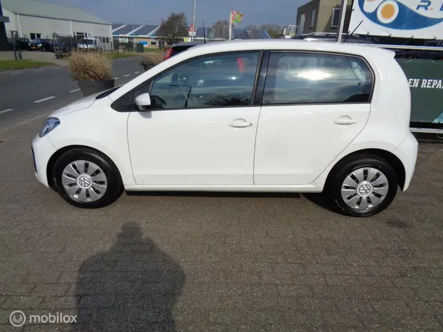 Volkswagen up! 1.0 BMT move up! 2016 Benzine 4
