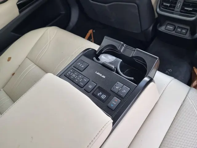 Lexus ES 300h President Line 2023 Hybride Benzine 12