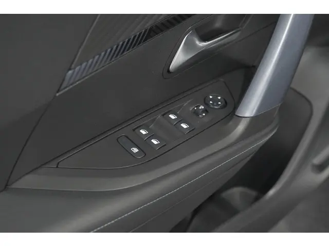 Peugeot 2008 PureTech 130 Allure 2020 Benzine 24