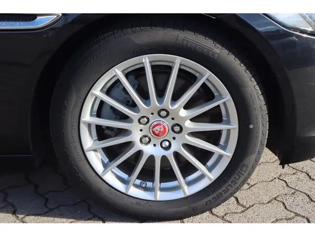 Jaguar XE 2.0 D Pure 2017 Diesel 14