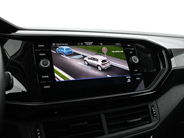 Volkswagen T-Cross 1.0TSI/110PK Life DSG 2022 Benzine 6